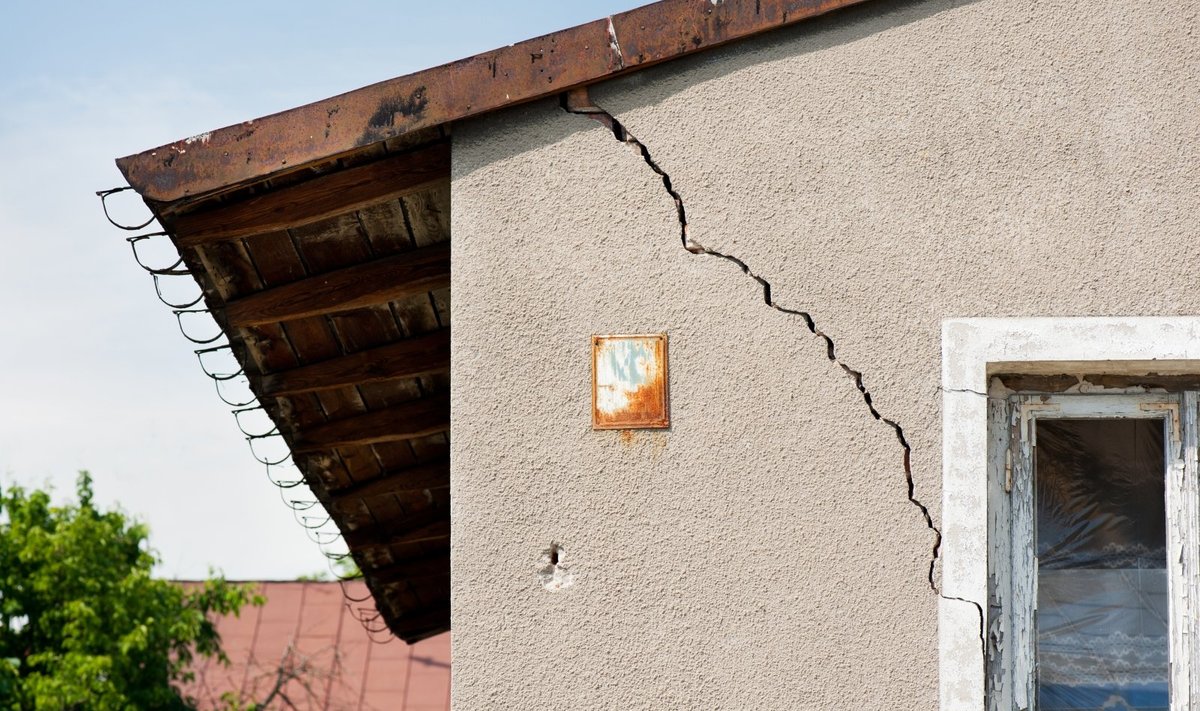 Plika akimi matomi požymiai, kurie įspėja apie pastato problemas: nieko nedarant namas gali sugriūti